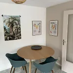 Beachhouse De Dahlia 아파트 *